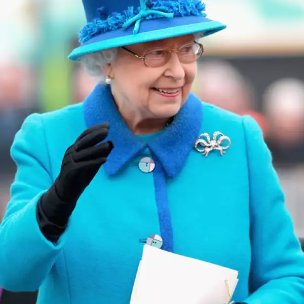 Su majestad sonrió a todas las personas que estaban ahí para saludarla.