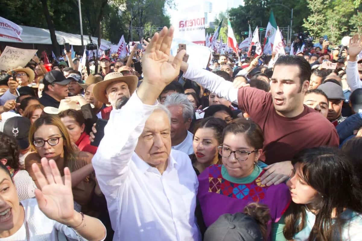 Cuántas personas fueron a la marcha de AMLO al zócalo?