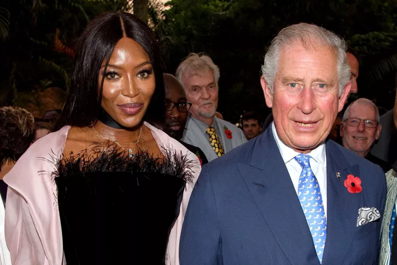 Así felicitó Naomi Campbell al príncipe Carlos