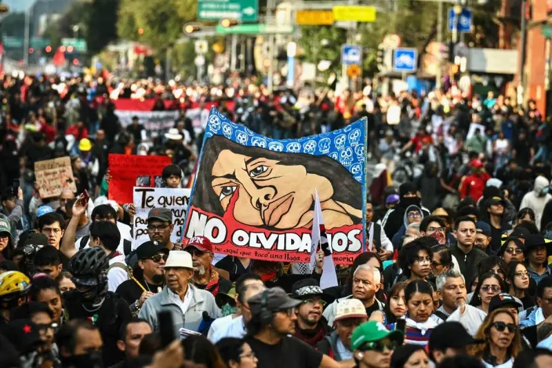 En la imagen se observa a varios contingentes avanzando hacia el Zócalo de CDMX durante la marcha del 2 de octubre. 