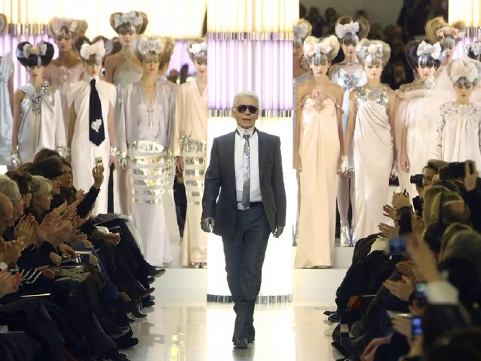 Karl Lagerfeld recibe los aplausos del público.