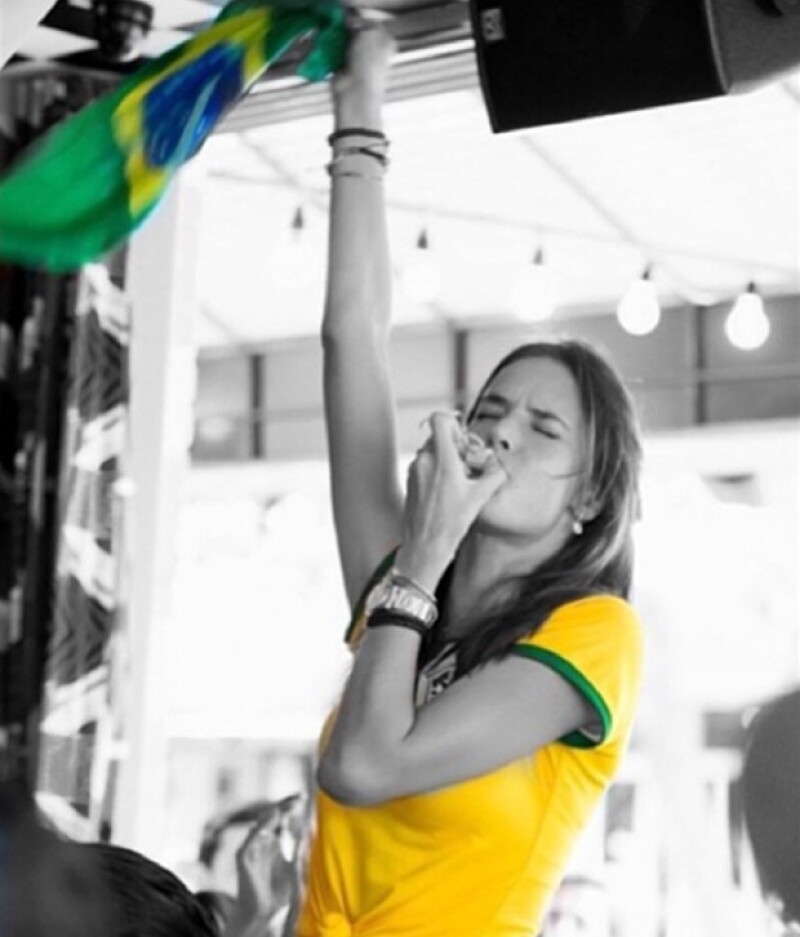 Hasta ahora es la guapa modelo que más ha mostrado su apoyo a la selección de Brasil.
