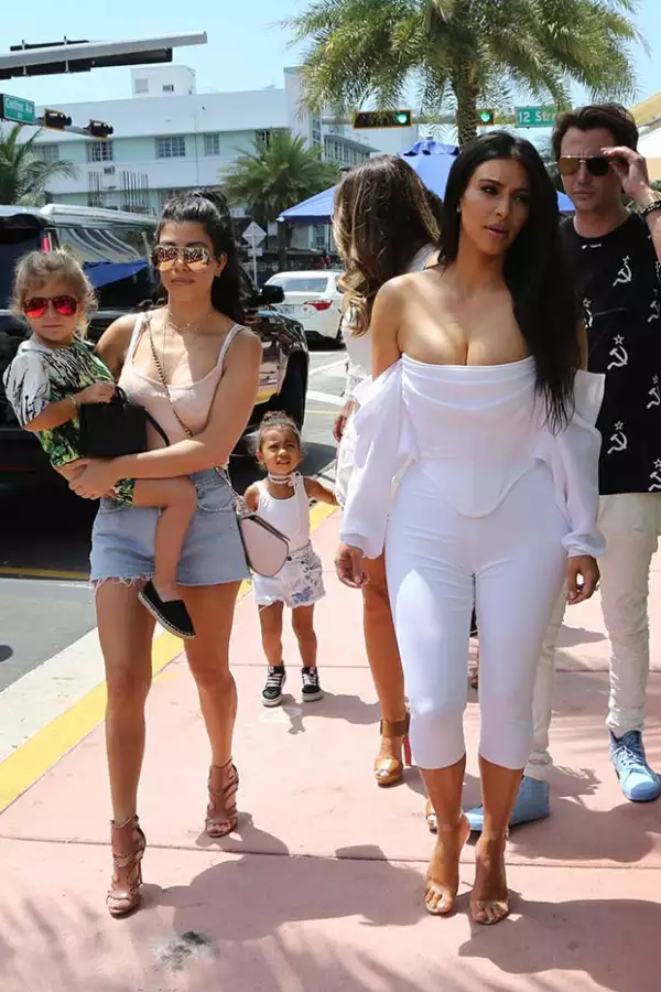 Kim estuvo acompañada en Miami de su hermana Kourtney, su sobrina Penelope y su hija North.