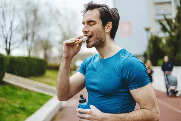 ¿Qué debo de comer antes, durante y después de una carrera?