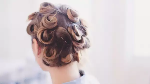 Con ayuda de unos bobby pins, recoge los chinos para que se marquen más.