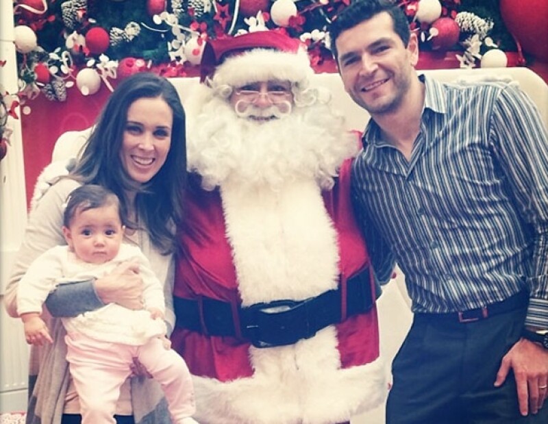 Jacky Bracamontes, Martín Fuentes y la pequeña Jacky con Santa.
