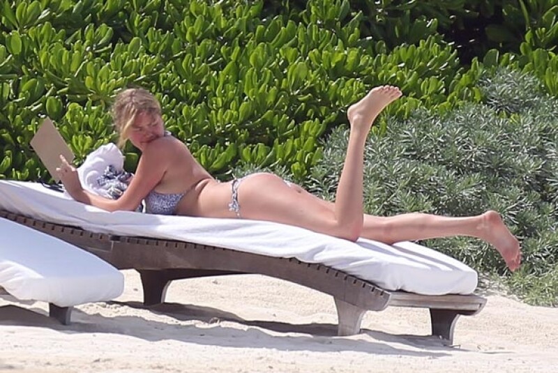 Kate optó por lucir un diminuto bikini bicolor.