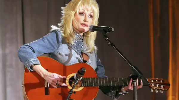 La cantante Dolly Parton toca la guitarra en un evento previo a la entrega de los Premios Oscar. 