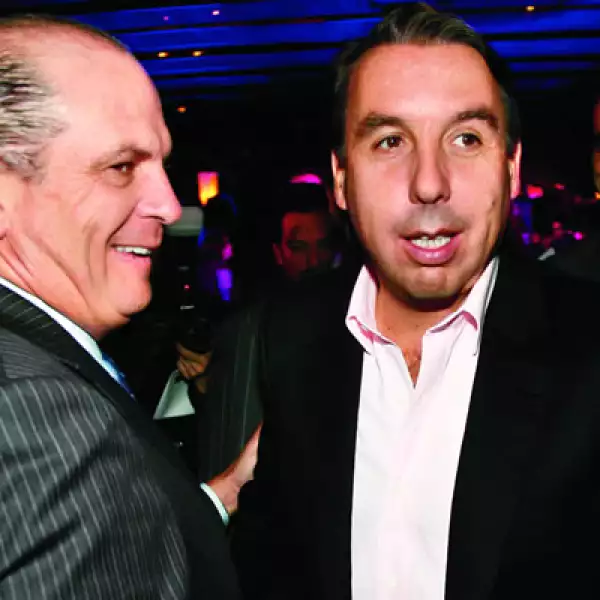 Emilio fue el primero de la dinastía Azcárraga en acabar con los privilegios que brindaba la empresa a sus empleados, desde el 2000 impuso un drástico plan de ajuste que acabó con contratos de exclusividad, jets privados, sueldos abultados y grandes banqu