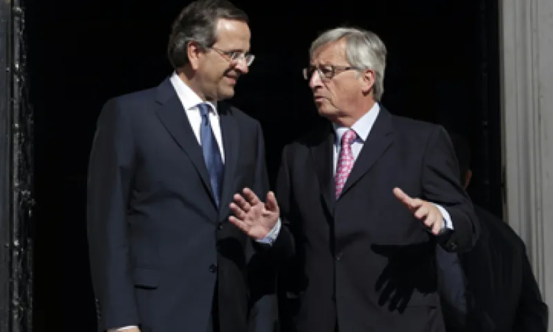 Samaras (izq) es el anfitrión de Juncker (der), el funcionario europeo más influyente que visita Atenas desde las elecciones de junio. (Foto: AP)