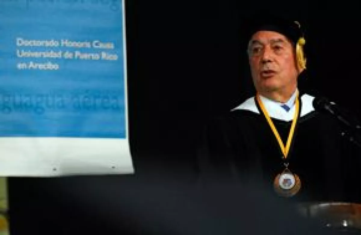 La Universidad Simón Bolívar de Venezuela reconoció la labor del escritor como creador literario y defensor de los principios de la libertad.