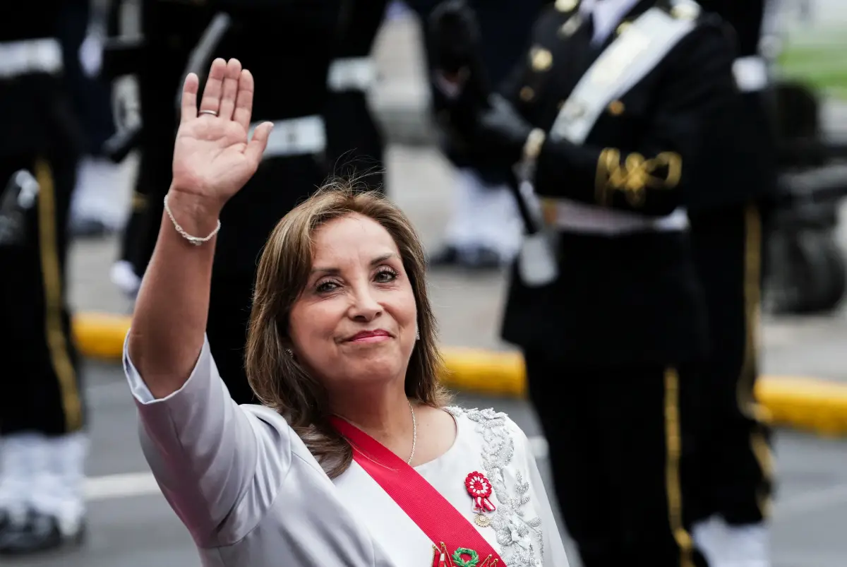 La presidenta de Perú, Dina Boluarte, saluda cuando llega al Congreso, donde pronunciará su discurso anual a la nación, en Lima, Perú, el 28 de julio de 2024.