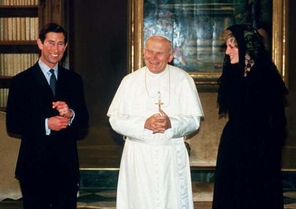 Carlos y Diana reunidos con Juan Pablo II
