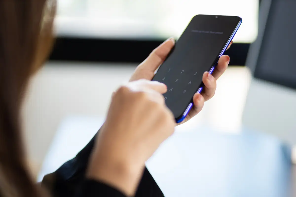 ¿Puedo recuperar mi línea de celular si lo suspenden por no registrarlo?