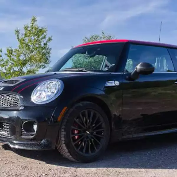 El Mini John Cooper Works Devil llegará a las concesionarias Mini antes que finalice el año, a un precio no revelado por la automotriz.