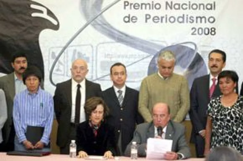 El joven periodista ganó en la categoría de entrevista por los trabajos "Echeverría provoca: no pido perdón", y "Fox me puso en la mira: LEA/Díaz Ordaz lo manejó todo".