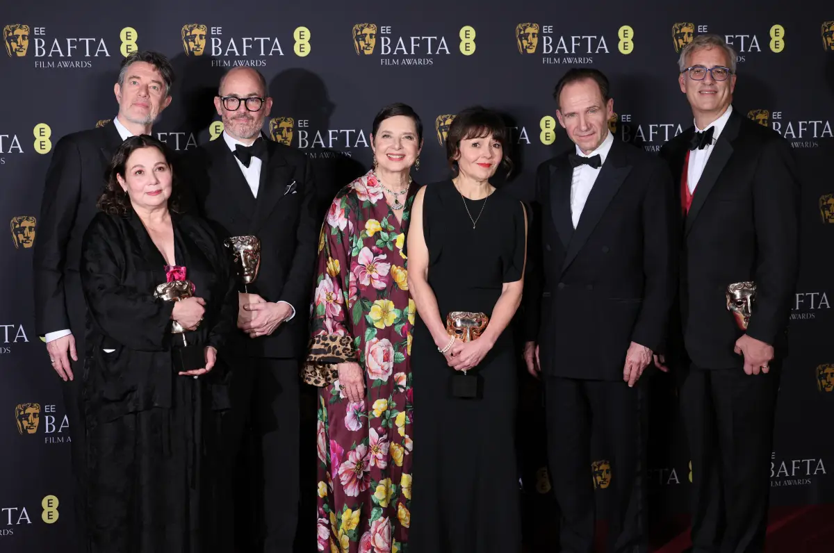 Peter Straughan, Tessa Ross, Edward Berger, Isabella Rossellini, Juliette Howell, Ralph Fiennes y Michael A. Jackman posa en la sala de los ganadores cuando "Conclave" ganó el premio a la Mejor Película durante los Premios de la Academia Británica de Cine y Televisión (BAFTA) de 2025 en el Royal Festival Hall en el Southbank Centre, Londres, Gran Bretaña, 16 de febrero de 2025