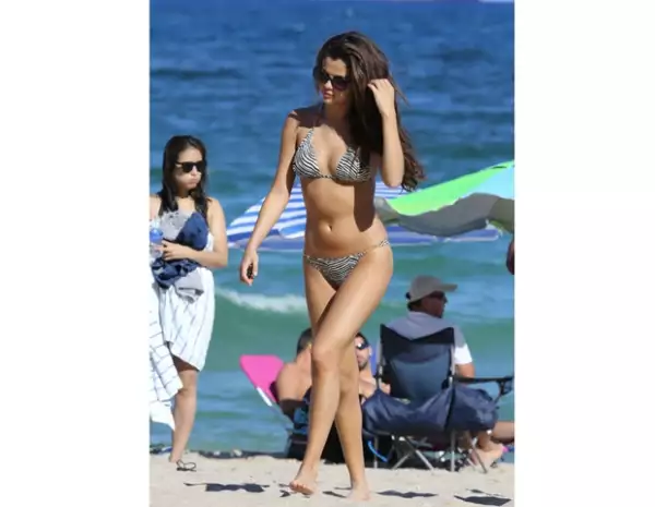 Selena fue captada ayer en Florida disfrutando del mar y el sol.