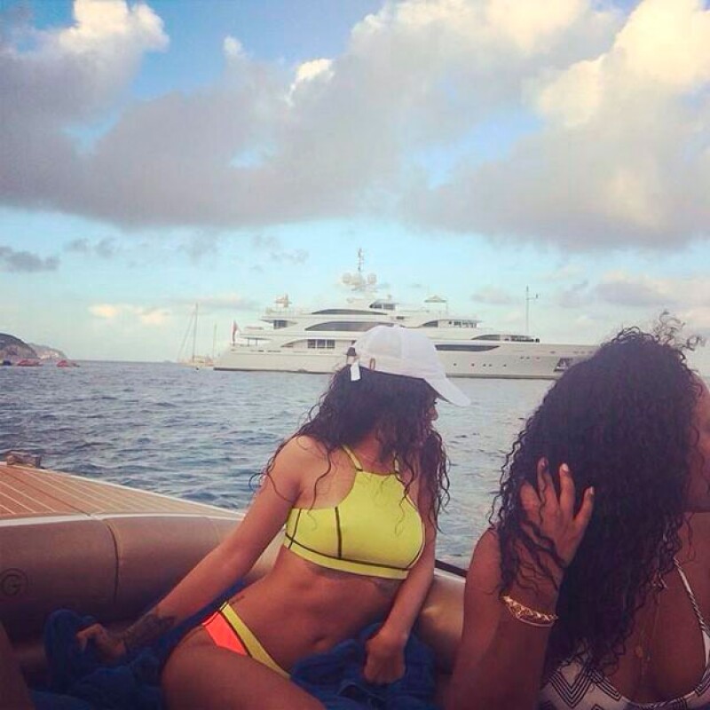 Rihanna viaja en compañía de sus amigas.