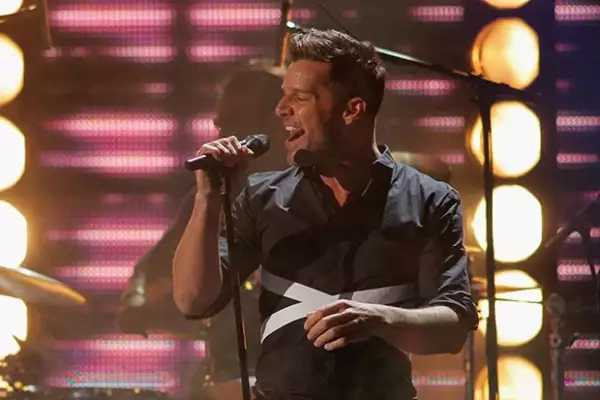 El boricua cautivó a los asistentes con su ritmo, además aseguró estar muy feliz de continuar su amistad con Draco Rosa, quien es compositor de importantes temas en su carrera como María, La copa de la vida y Livin' la vida loca.