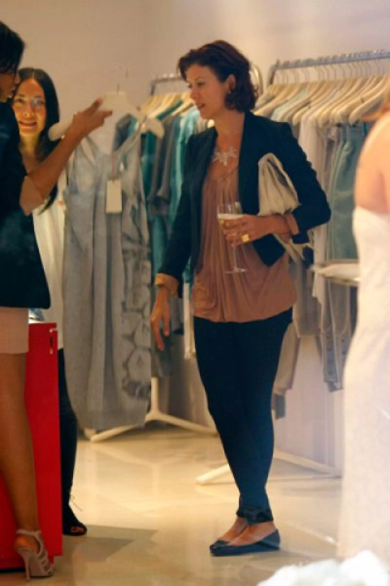 De compras. La guapa actriz Kate Walsh disfruta de una fresca copa de vino blanco mientras decide qué comprar en la tienda de Stella McCarty en Beverly Hills, California.