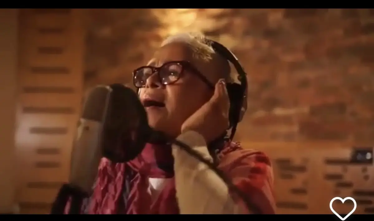 Eugenia León canta con audífonos.