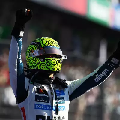 Foto de Lando Norris con casco de McLaren y los brazos levantados en señal de victoria al salir de su monoplaza en el GP de México 2025.