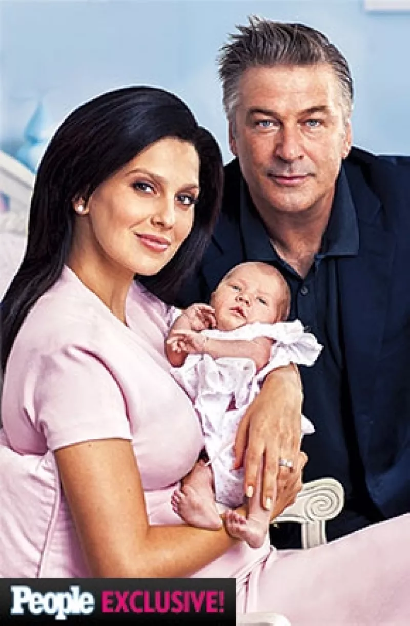 La pareja se tomó su primer foto familiar para presumir a la pequeña Carmen Gabriela Baldwin, quien llegó a sus vidas el pasado 23 de agosto.