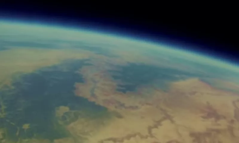 La cámara grabó durante 98 minutos en su ascenso al espacio (Foto: YouTube/Bryan Chan)