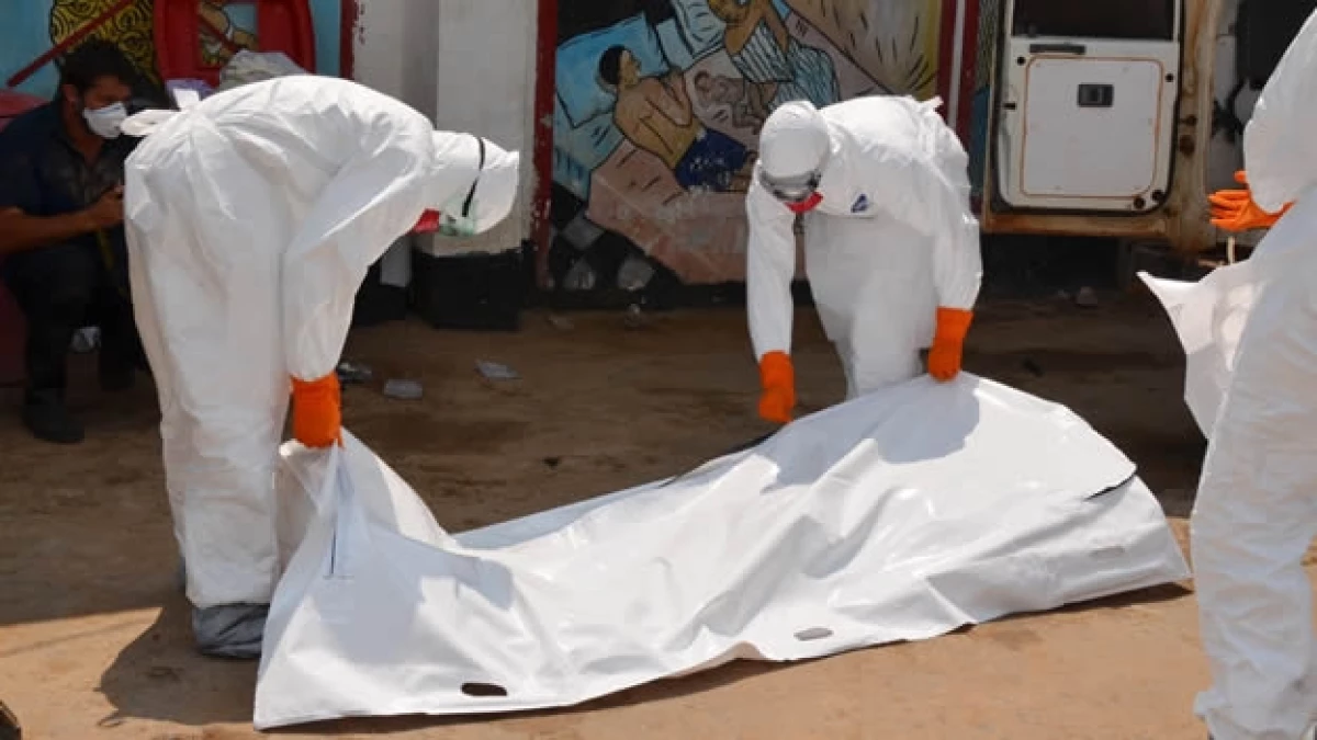 Trabajadores de salud trasladan el cadáver de una víctima del ébola en Monrovia, Liberia, en medio de una emergencia sanitaria