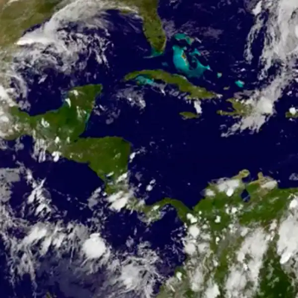 En octubre el huracán Patricia azotó con intensos vientos y lluvias Jalisco, Nayarit, Colima y Michoacán causando daños en ciudades y centros turísticos. Aunque tuvo un impacto mucho menor al que se esperaba, su transformación fue calificada como histórica.