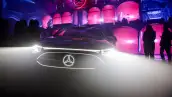 Foto frontal del nuevo CLA 2027 de Mercedes Benz luciendo su iluminación led que delinea la parte frontal y el famoso emblema de la estrella de tres puntas.
