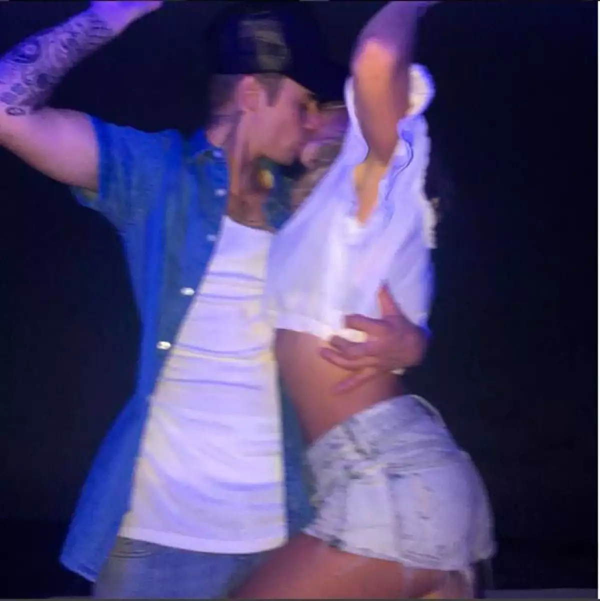 El cantante ha compartido en su cuenta de Instagram una imagen en la que aparece besando a la modelo.