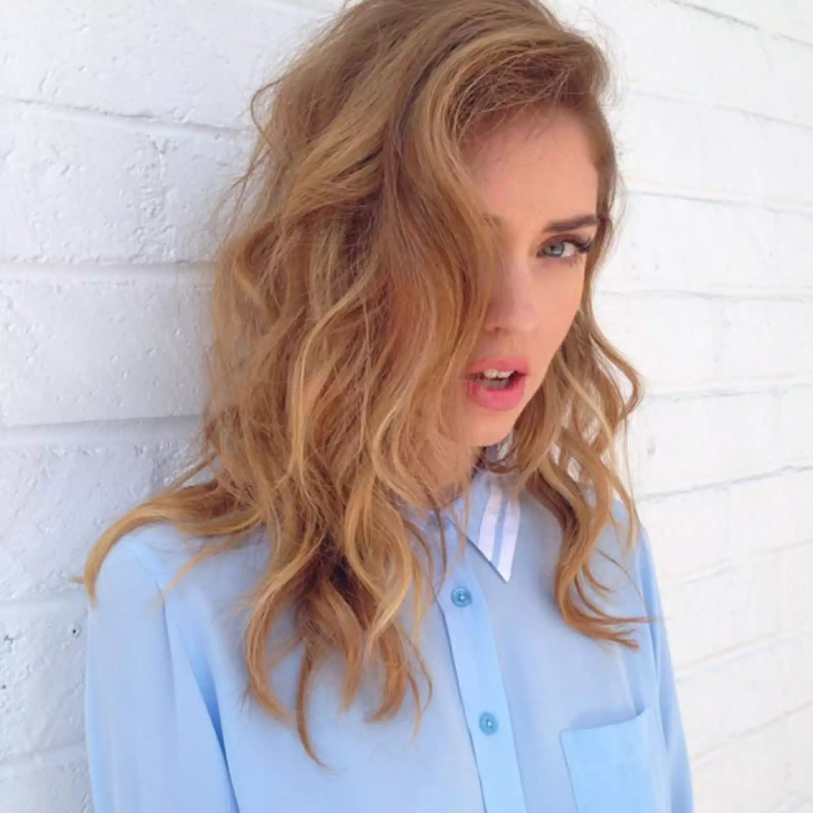 Chiara Ferragni lleva el beach hair perfecto y lo transforma de manera ideal para el otoño. Sus labios rosas y sus largas pestañas complementan de manera perfecta el look.