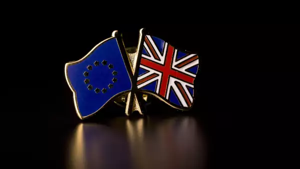 El referéndum tiene posturas encontradas, aunque la salida el 'Brexit' gana en los sondeos, según medios británicos.