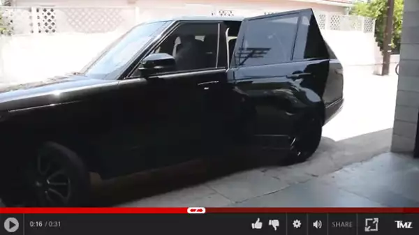 El dj no se percató de que había dejado la puerta trasera de su camioneta abierta.