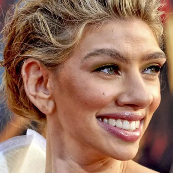 La joven actriz y cantante Scarlett Johansson poseería una belleza exótica, pero con su singular sonrisa.