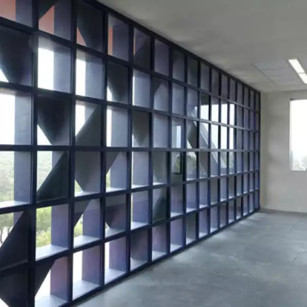 Los dos volúmenes cruzados dan vida al volumen que caracteriza este estructura que tiene la intención de convertirse en un edifico que en sí mismo sea una expresión escultórica que se sume a la riqueza artística de Ciudad Universitaria.