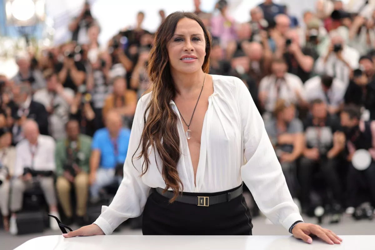 Foto de karla sofia gascon en el festival internacional de cine de cannes, lleva blusa blanca con escote pronunciado y falda negra