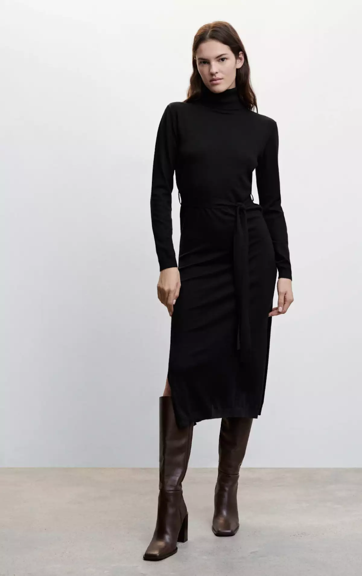 Vestido de cuello alto negro de Mango. 