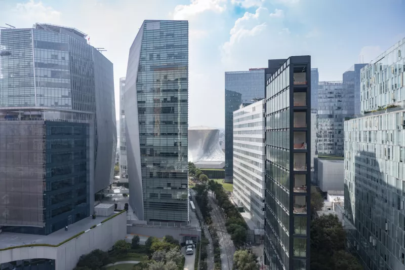 ¿Quién manda en las Fibras en 2025? Industrial y oficinas toman la delantera en metros cuadrados y rendimientos