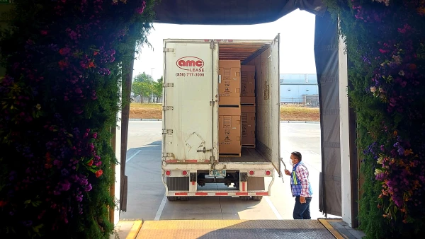 Primer embarque de motocicletas Navi de exportación.jpg
