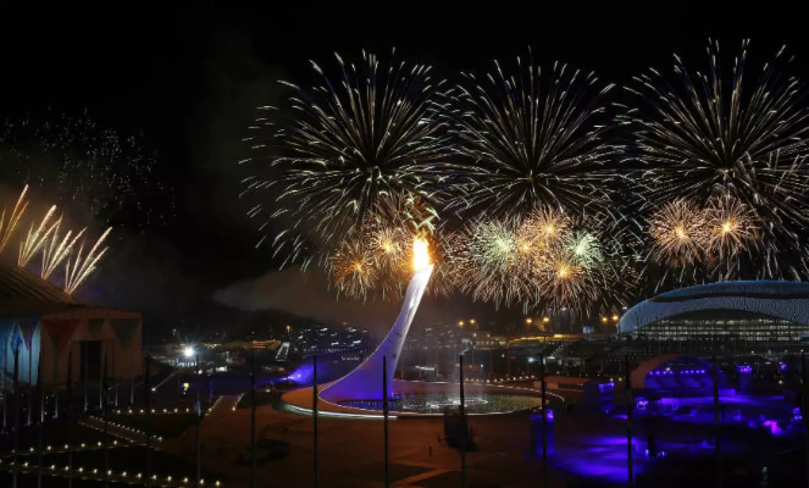 El pebetero fue encendido para así oficializar el inicio de los Juegos Olímpicos de Invierno.