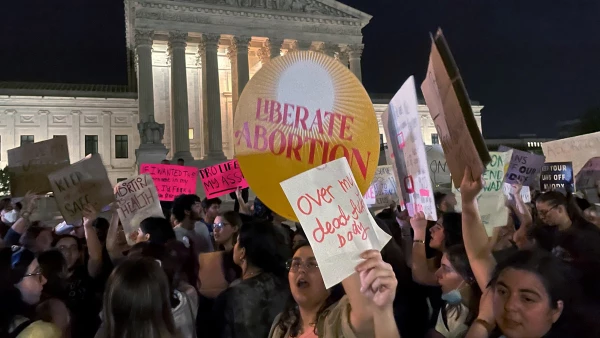 Manifestantes reaccionan frente a la Corte Suprema de EE. UU. ante la filtración de un borrador de opinión mayoritaria escrito por el juez Samuel Alito que se prepara para que la mayoría de la corte revoque la histórica decisión sobre el derecho al aborto Roe v. Wade a finales de este año, en Washington, Estados Unodos.
