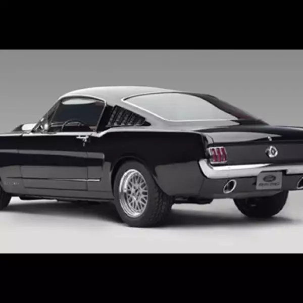 En 1965 se introdujo el Shelby GT350 con 306 caballos de fuerza y un motor V-8, dándole al Mustang credibilidad.