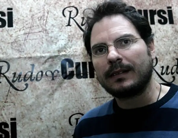Carlos Cuarón dirigió a Kirsten Dunst en un cortometraje.