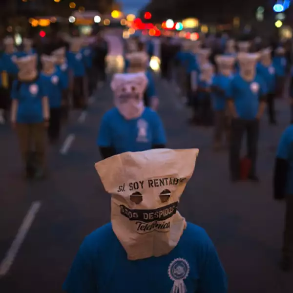Empleados de la empresa Telefónica y de las industrias siderurgia, química, automovilística y de la construcción, participan en las manifestaciones en España.