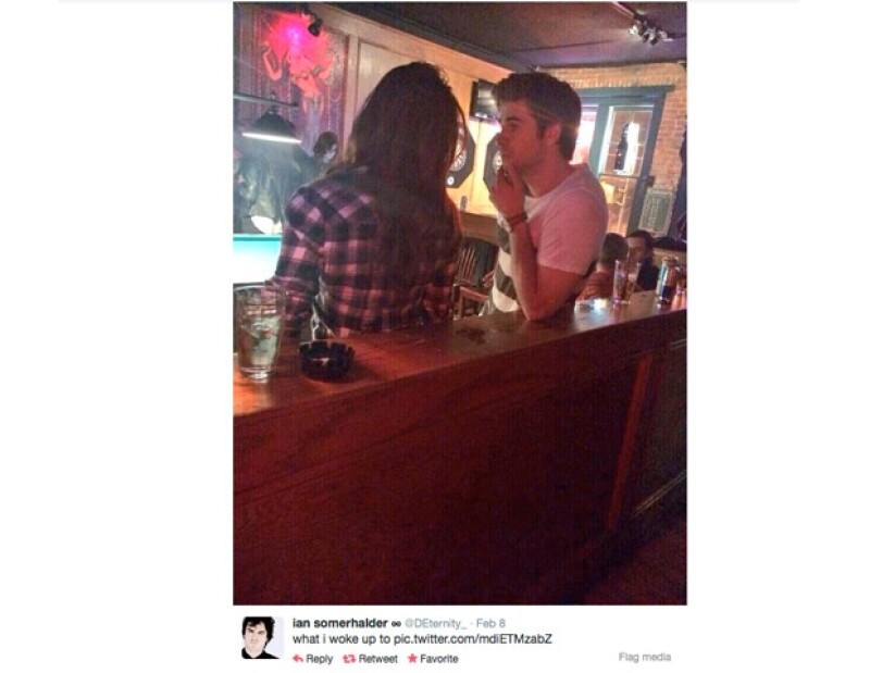 Una cuenta de Twitter compartió esta foto donde aparece Liam platicando con una mujer que al parecer, es Nina.