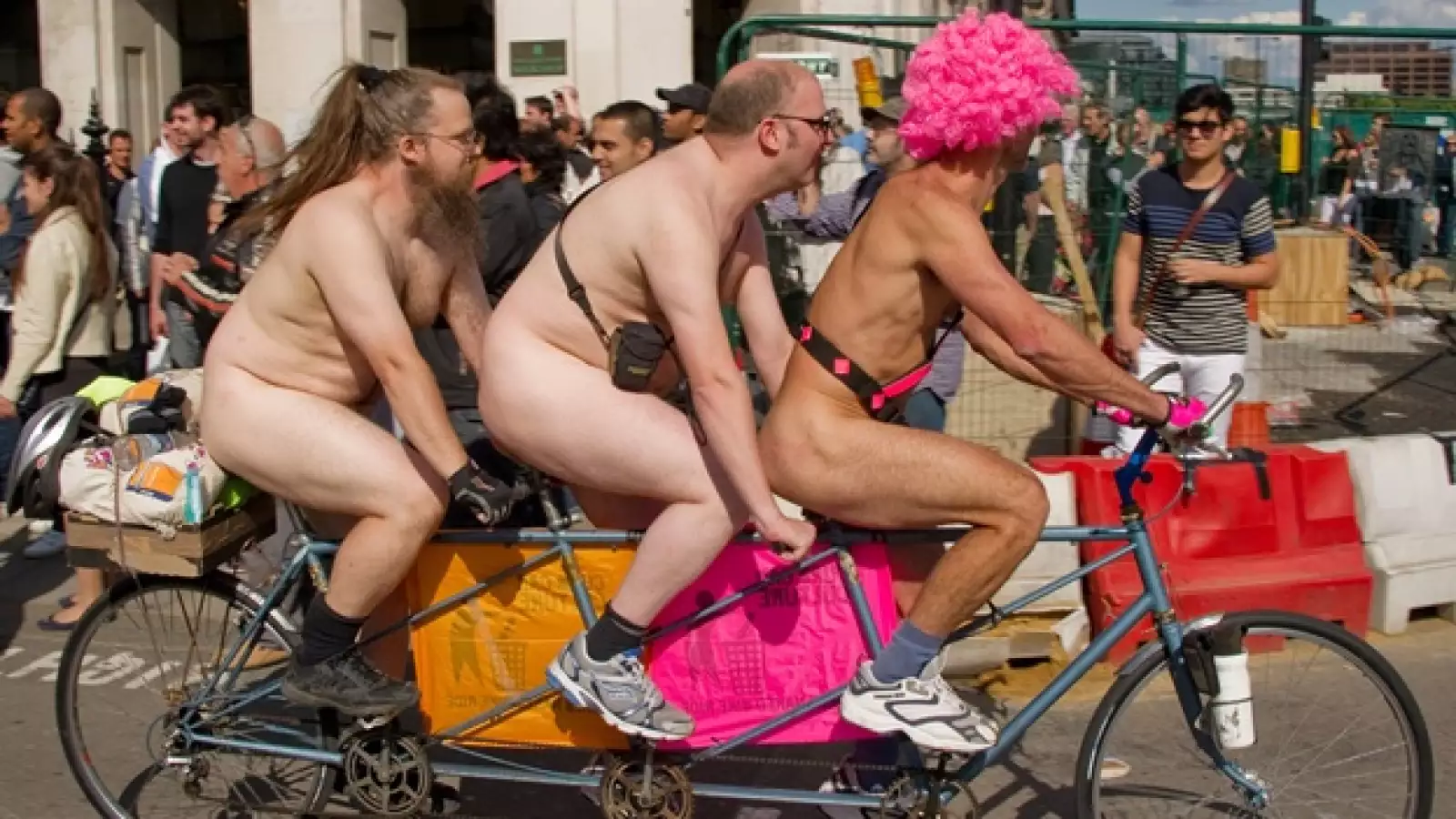 ciclistas desnudos en gran bretaña