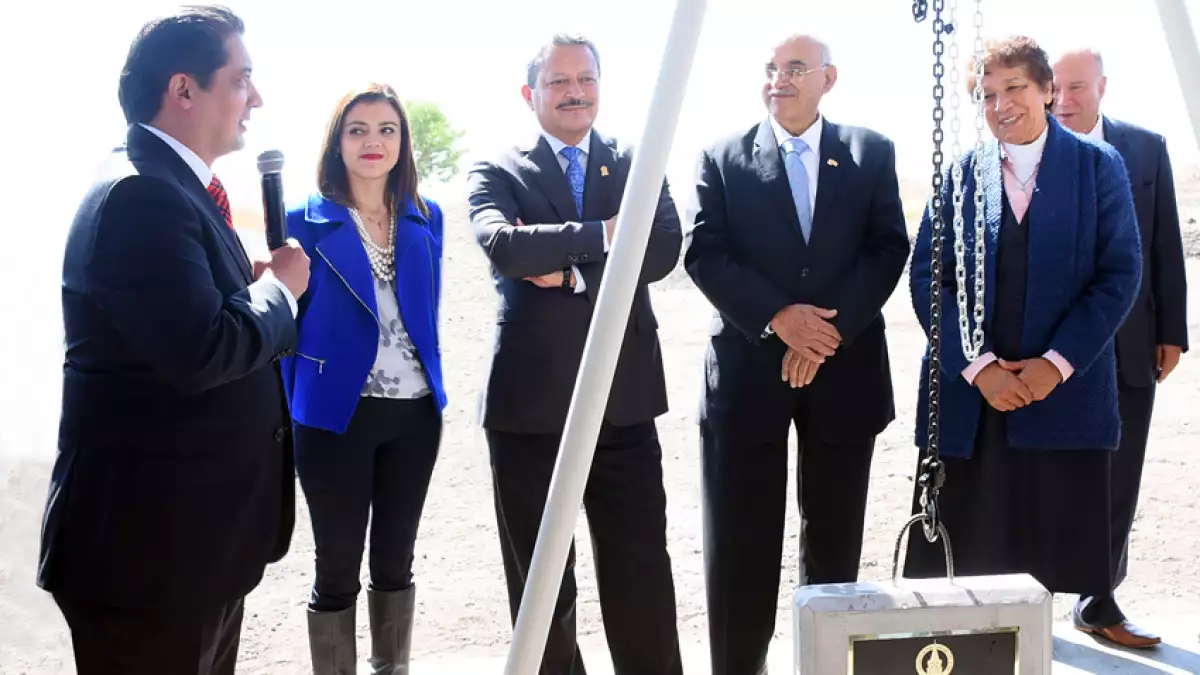 La primera piedra del tercer edificio que